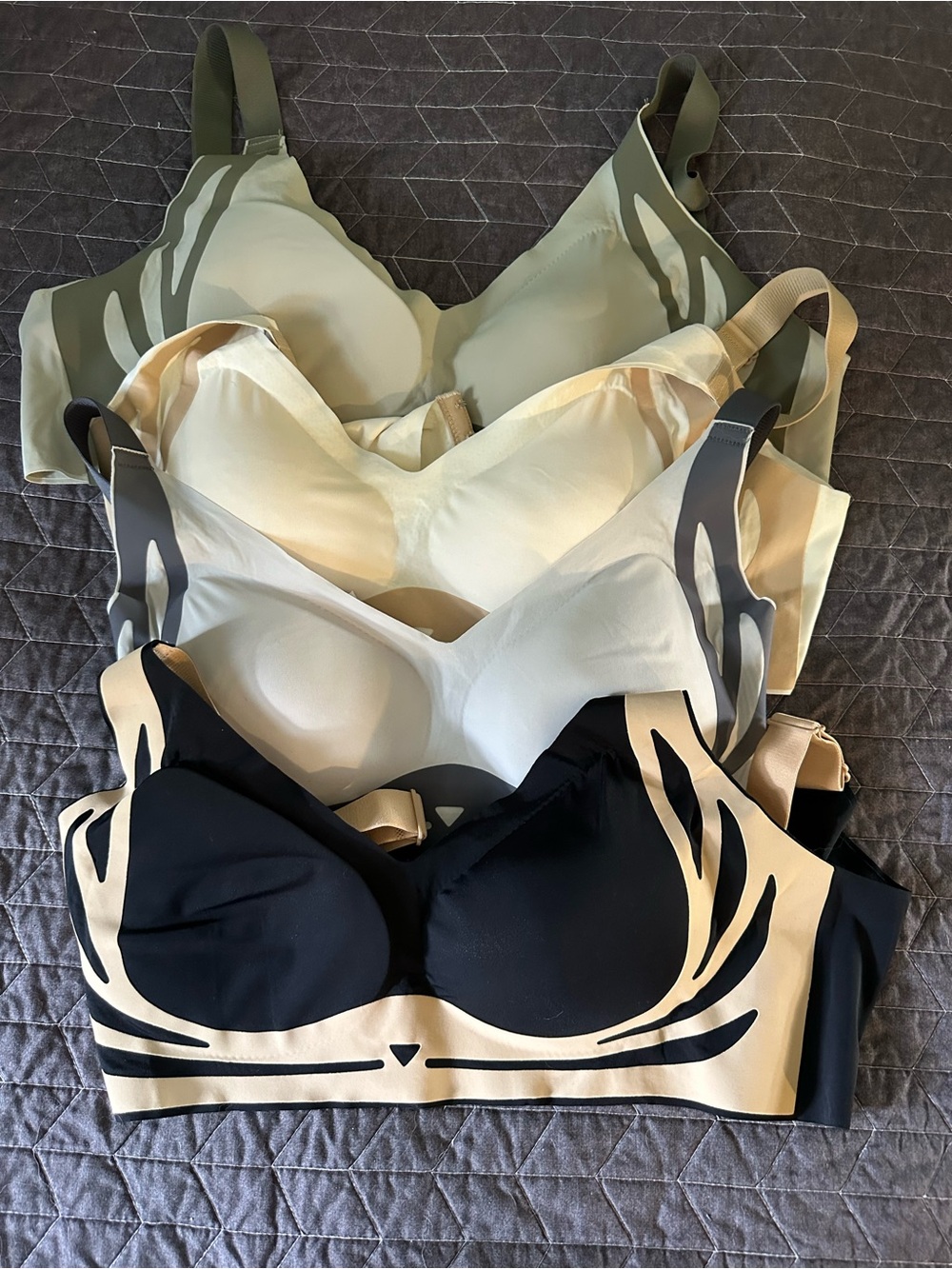 NWOT XL Seamless Wireless Bra with lightly lined Cups x4